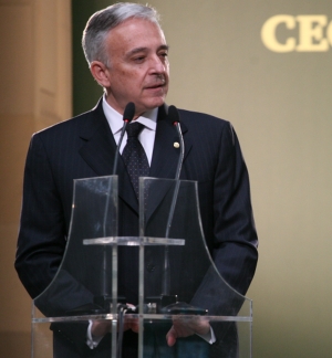 "Bancherii nu trebuie să fie încăpăţânaţi - să-şi reducă şi ei costurile"